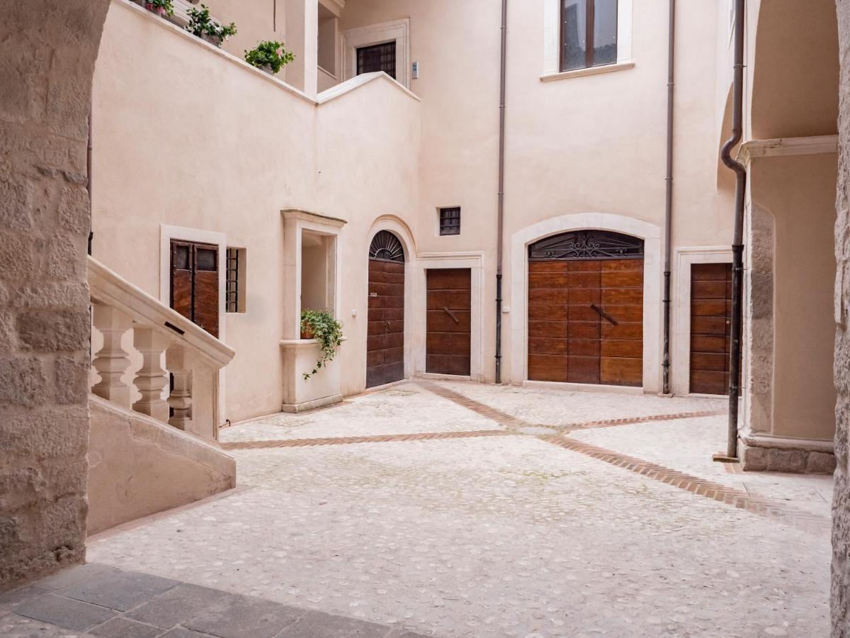 Bed and Breakfast Palazzo Dei Pavoni, Relais Di Charme à LʼAquila Extérieur photo