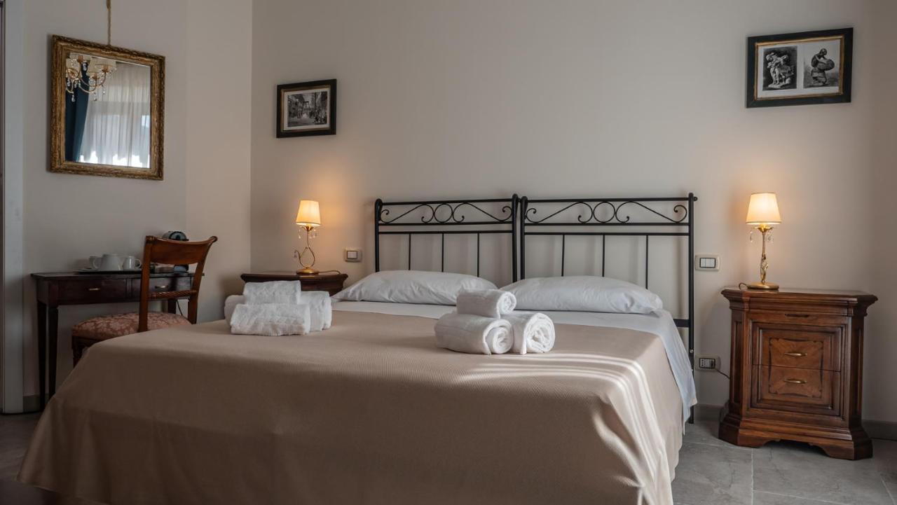 Bed and Breakfast Palazzo Dei Pavoni, Relais Di Charme à LʼAquila Extérieur photo