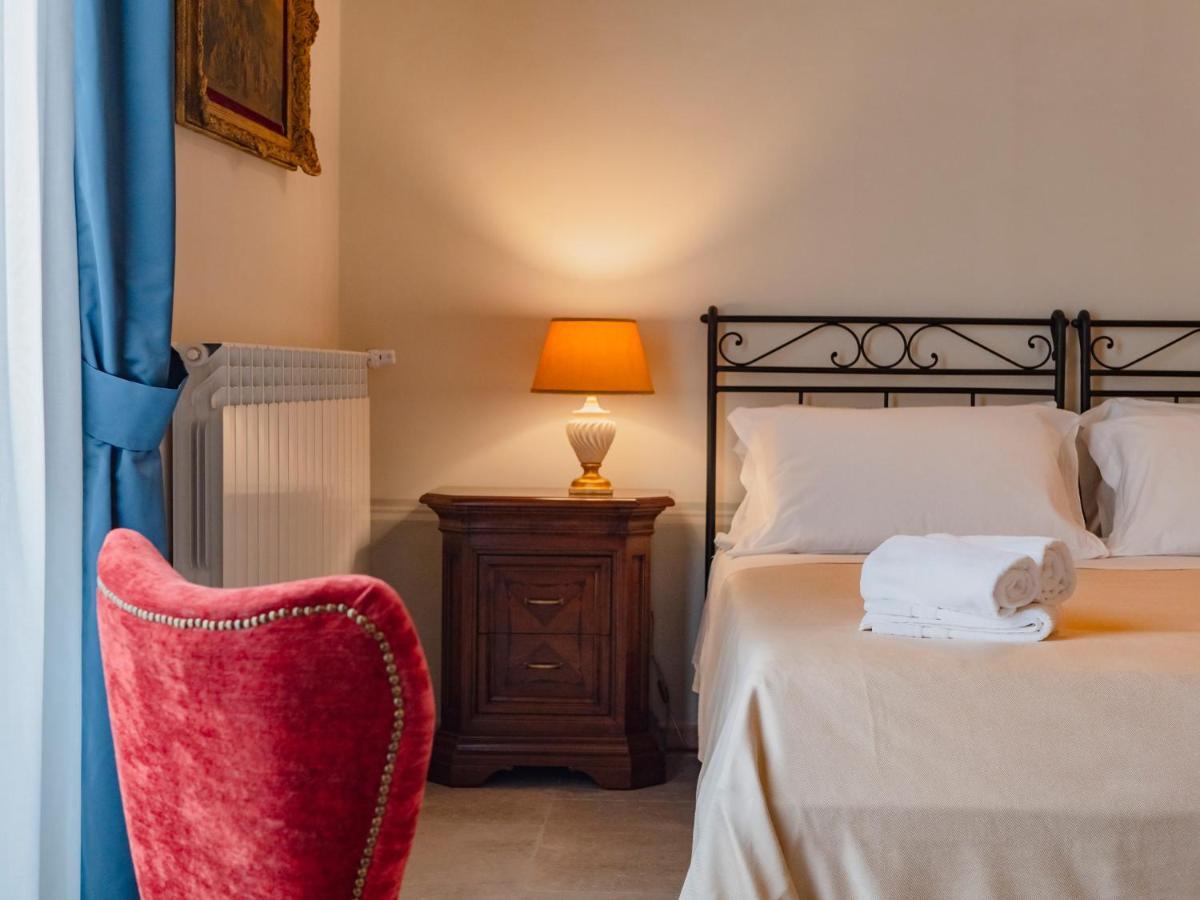 Bed and Breakfast Palazzo Dei Pavoni, Relais Di Charme à LʼAquila Extérieur photo