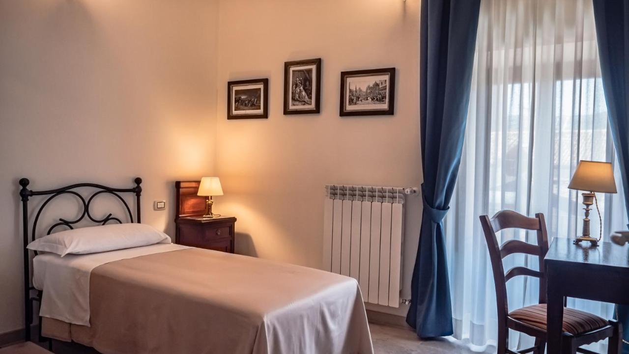 Bed and Breakfast Palazzo Dei Pavoni, Relais Di Charme à LʼAquila Extérieur photo
