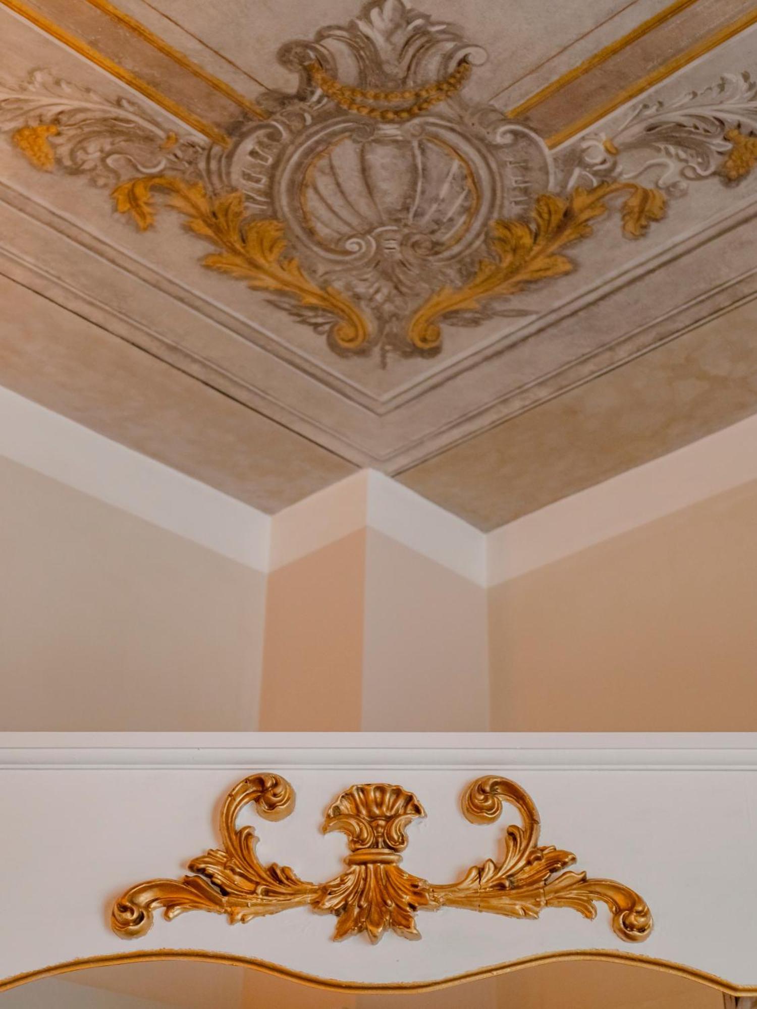 Bed and Breakfast Palazzo Dei Pavoni, Relais Di Charme à LʼAquila Extérieur photo